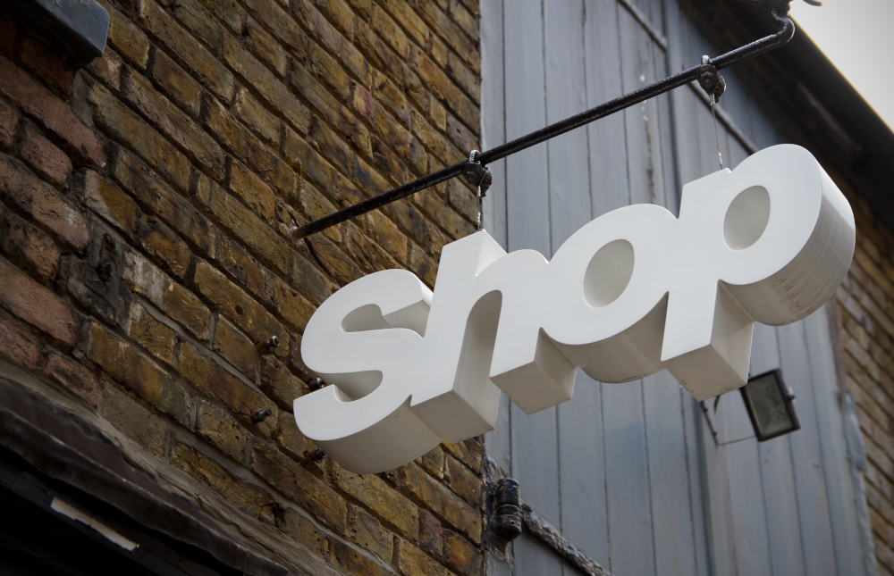 Choisir la bonne enseigne pour sa boutique Comment bien utiliser son enseigne pour sa boutique